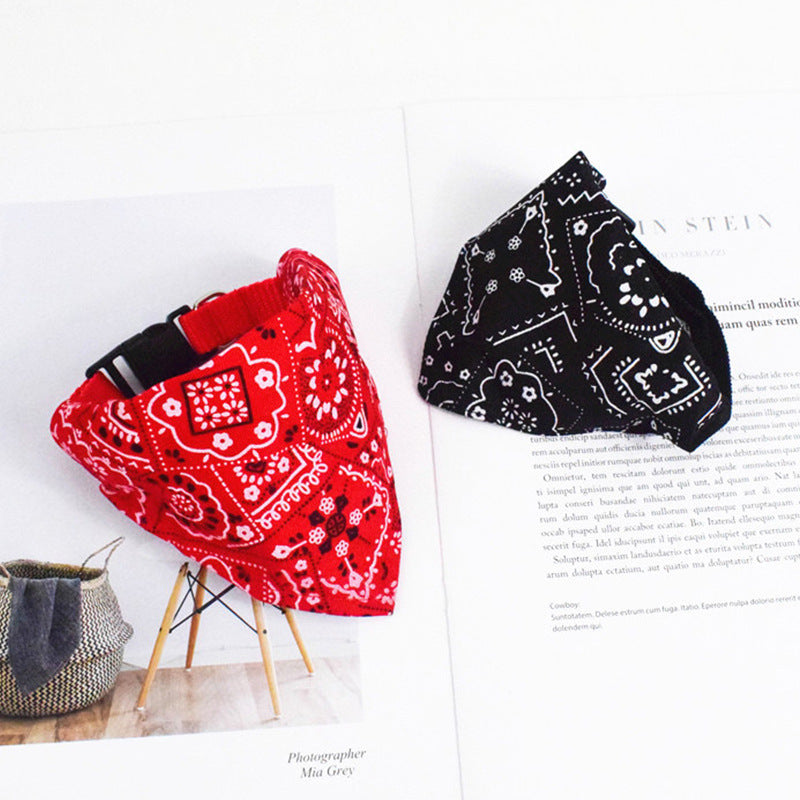 Collar tipo bandana ajustable con lunares para mascotas: suave bufanda de poliéster estampada para perros y gatos.