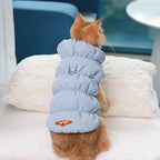 Suéter de lana negra con cuello alto para gatos: ropa acogedora de poliéster para mascotas.